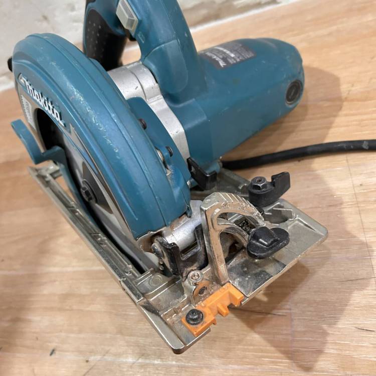 MAKITA / マキタ 5637BA 165MM 丸ノコ 電動工具 100V 刃セット DIY 動作確認済み USED