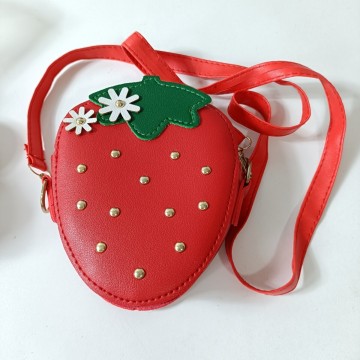 いちご型 ショルダーバッグ ポシェット 13.8cm&times;12cm&times;4.5cm 未使用品 [ 合成皮革 ショルダーポーチ サコッシュ いちご 苺 イチゴ]