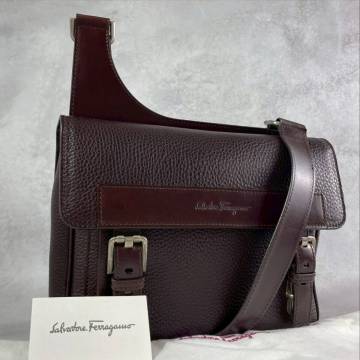 【希少モデル/極美品】FERAGAMO サルヴァトーレ フェラガモ メンズ メッセンジャーバッグ ショルダー サコッシュ レザー 本革 ビジネス 鞄