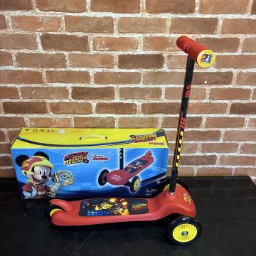 ディズニージュニア　ミッキーマウスとロードレーサーズ　3歳以上　キッズ用キックボード 子供用 おもちゃ キックボード　箱付