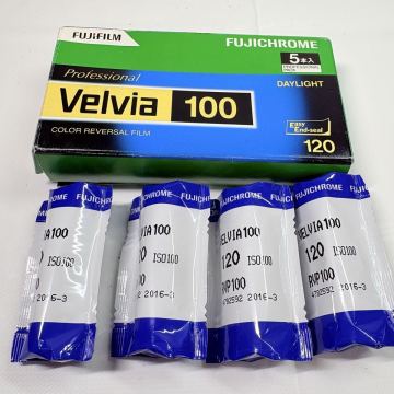 未使用品　FUJIFILM Velvia100 120フィルム　４個　 富士フイルム　 期限切れ　保管品