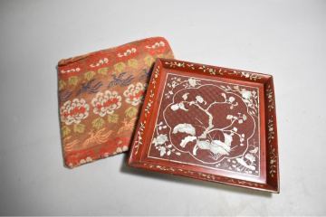 【英】A950 時代 李朝朱塗嵌螺鈿草花紋四方盆 D36.2㎝ 中国美術 朝鮮 韓国 李朝 青貝 漆器 漆芸 骨董品 美術品 古美術 時代品 mv