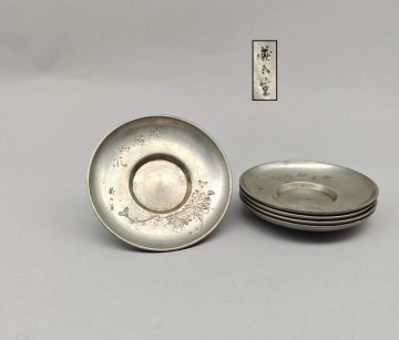 【懐】茶托五客 四世 秦蔵六造 錫製 細密彫刻 梅蘭竹菊松図 漢詞 金属工芸 美術品 煎茶道具 AK-051