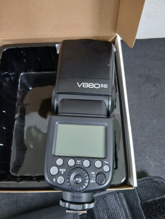 中古 Godox Ving V860IIC ストロボ リチウム電池 電池充電器 マイクロベースシート 元箱