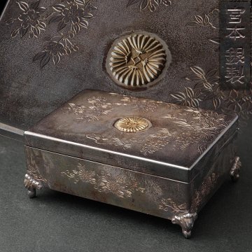 FG148 時代金工【宮本製】故大妃殿下御遺品被下賜品 銀製 竹田宮菊紋章入 藤桜彫文 ボンボニエール・宝石箱・銀小箱 古美術