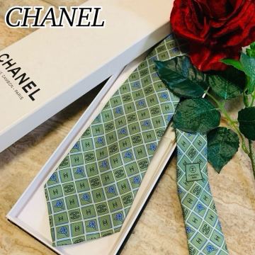 N658 新品未使用 CHANEL シャネル 人気 定番 ココマーク カメリア 総柄 ネクタイ シルク ロゴ 高級 上品 メンズ 送料込 1円スタート 正規品