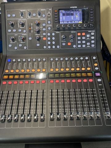 【美品】MIDAS M32R-LIVE デジタルミキサー　ハードケース付