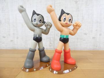 (S)◎訳あり セガ ソフビフィギュア 鉄腕アトム ハイグレードフィギュア カラー＆モノクロ 2体セット まとめて 台座付き 約32㎝ ＠80(3)