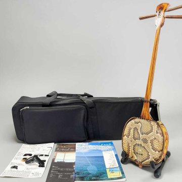 中古/現状渡し　★ 沖縄 三線セット　木目・本革？詳細不明　★　初心者用テキスト、スタンド、チューナー、ソフトケース
