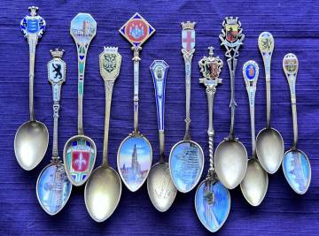 純銀スーベニアスプーン　純銀800　130g　全てに800の刻印あり　金仕上げ　素晴らく美しいスーベニアスプーンです。