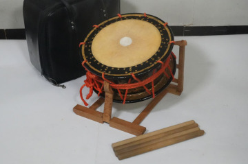 【E348】伝統和楽器　締太鼓　締め太鼓　径35cm　黒塗　てれん台・ソフトケース付　和楽器　打楽器　和太鼓