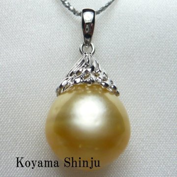 新品★小山真珠★１円～最新デザイン！現品限り！絶品ゴールドカラー！特大13.7ミリ白蝶真珠デザインパールペンダントトップ