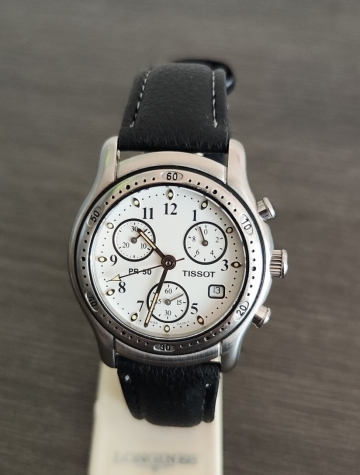 稼働品 TISSOT メンズ腕時計 白色クロノグラフ文字盤 三針デイト 純正品革ベルト尾錠付き