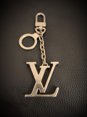 良品 LOUIS VUITTON キーホルダー ルイヴィトン キーリング チャーム LV バッグチャーム　キーケース　BIGロゴ
