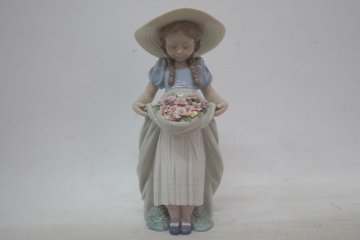 [5-46] LLADRO リヤドロ 6756 たくさん摘めたよ！ いっぱい 花 少女 女の子 フィギュリン 陶器人形 西洋磁器 ポーセリン 置物 インテリア