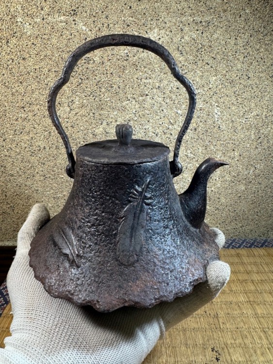 小振り　南部鉄器　南部鉄瓶　満水容量700cc 釜師　名人　 鉄瓶 煎茶道具　検索(小泉　高橋　立徳　鈴木　盛久　有阪)