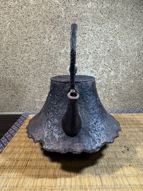 小振り　南部鉄器　南部鉄瓶　満水容量700cc 釜師　名人　 鉄瓶 煎茶道具　検索(小泉　高橋　立徳　鈴木　盛久　有阪)