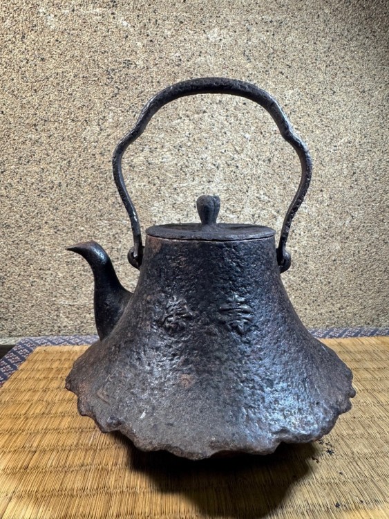 小振り　南部鉄器　南部鉄瓶　満水容量700cc 釜師　名人　 鉄瓶 煎茶道具　検索(小泉　高橋　立徳　鈴木　盛久　有阪)