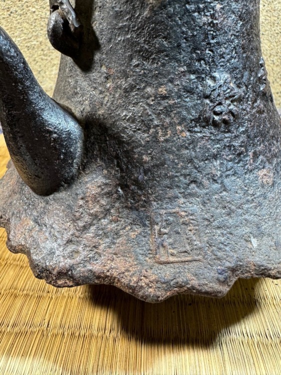 小振り　南部鉄器　南部鉄瓶　満水容量700cc 釜師　名人　 鉄瓶 煎茶道具　検索(小泉　高橋　立徳　鈴木　盛久　有阪)