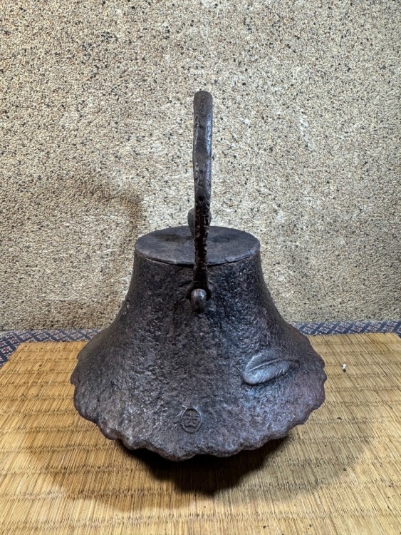 小振り　南部鉄器　南部鉄瓶　満水容量700cc 釜師　名人　 鉄瓶 煎茶道具　検索(小泉　高橋　立徳　鈴木　盛久　有阪)