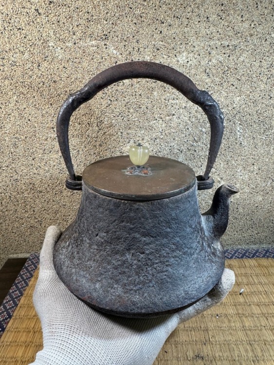 小振り　初代?　金寿堂　玉摘　白肌　 雨宮　明?治時代? 鉄瓶 煎茶道具 釜師 古美術