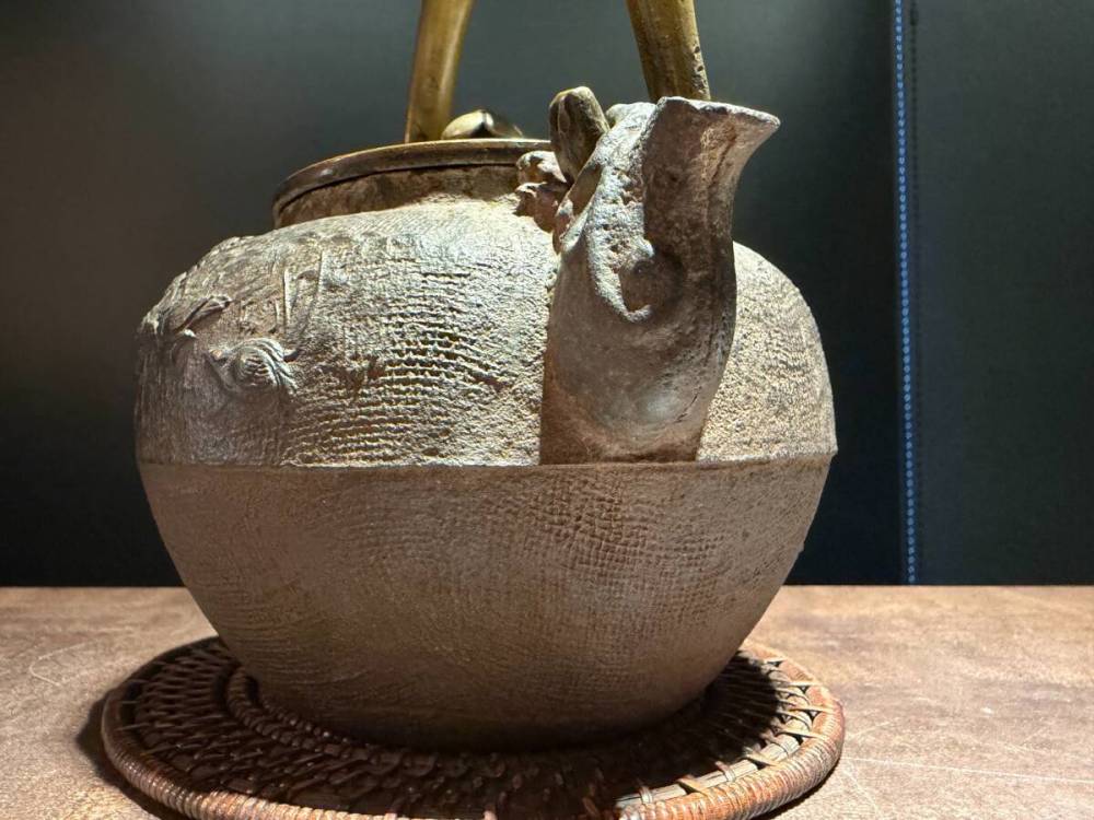 ■小振り650cc 明?治　亀文堂　鉄瓶■c0煎茶　急須 湯沸かし 鉄壺 鉄器 金属工芸 茶道具 時代?物 古美術
