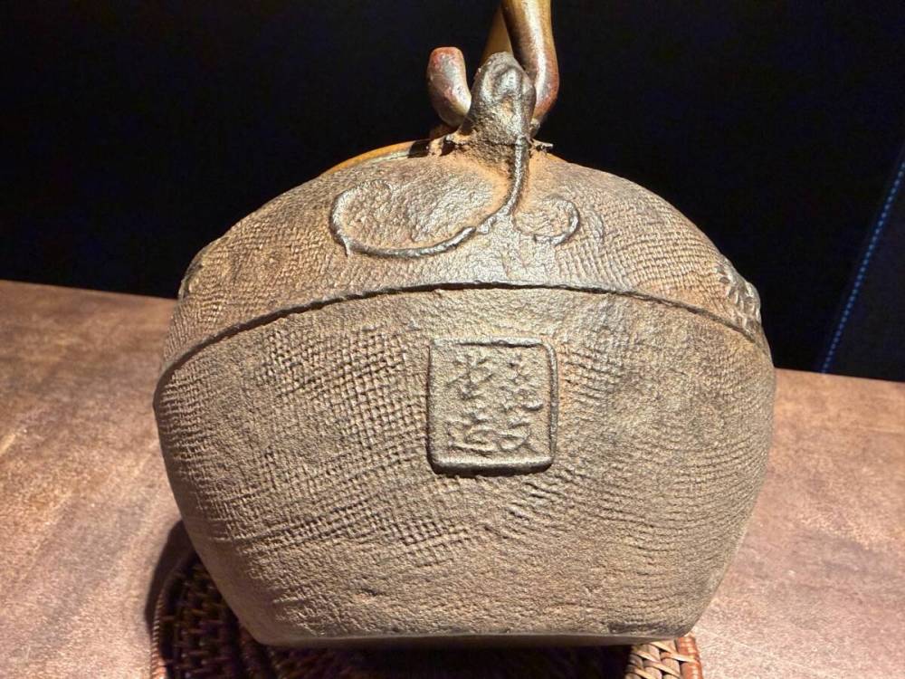 ■小振り650cc 明?治　亀文堂　鉄瓶■c0煎茶　急須 湯沸かし 鉄壺 鉄器 金属工芸 茶道具 時代?物 古美術