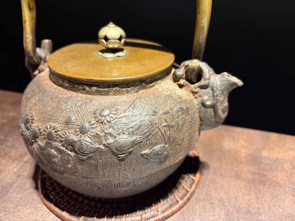 ■小振り650cc 明?治　亀文堂　鉄瓶■c0煎茶　急須 湯沸かし 鉄壺 鉄器 金属工芸 茶道具 時代?物 古美術
