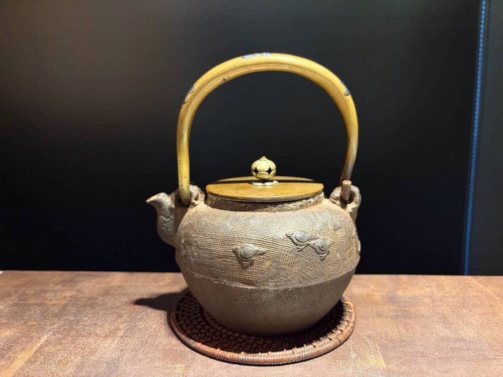 ■小振り650cc 明?治　亀文堂　鉄瓶■c0煎茶　急須 湯沸かし 鉄壺 鉄器 金属工芸 茶道具 時代?物 古美術