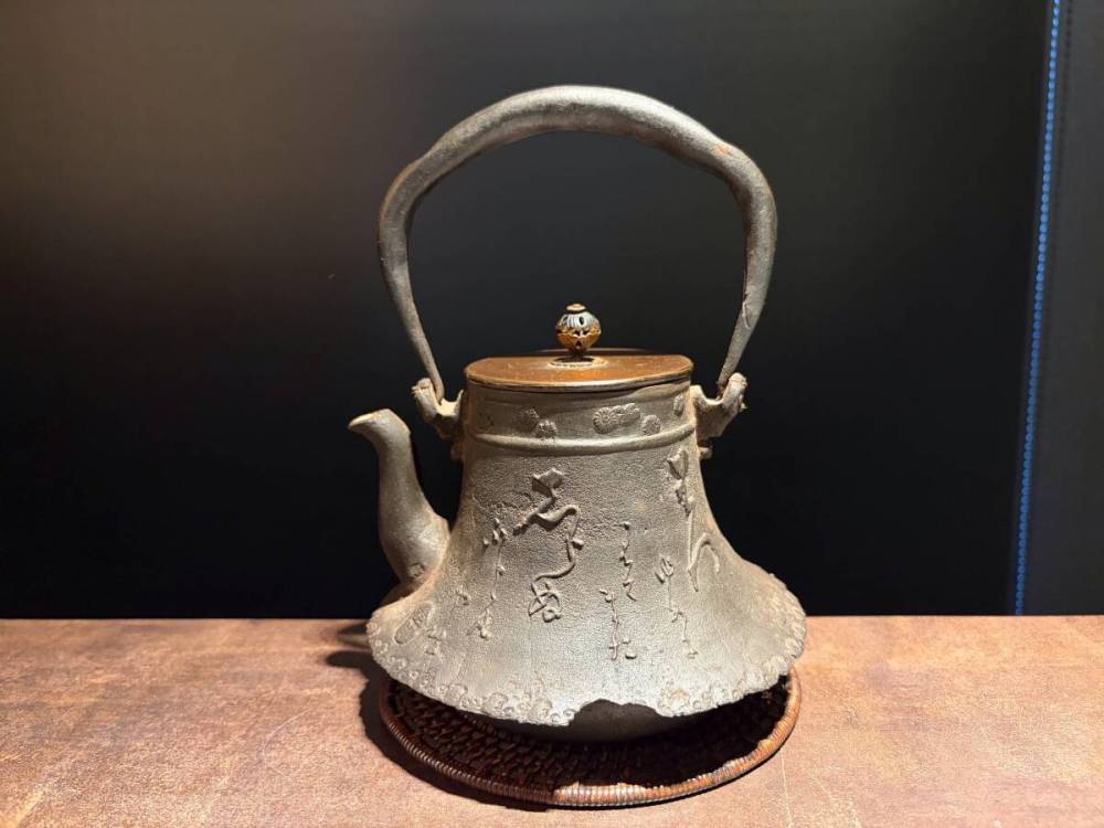 ■小振り600cc 大國寿朗作　富士形　鉄瓶■c5煎茶　急須 湯沸かし 鉄壺 鉄器 金属工芸 茶道具 時代?物 古美術