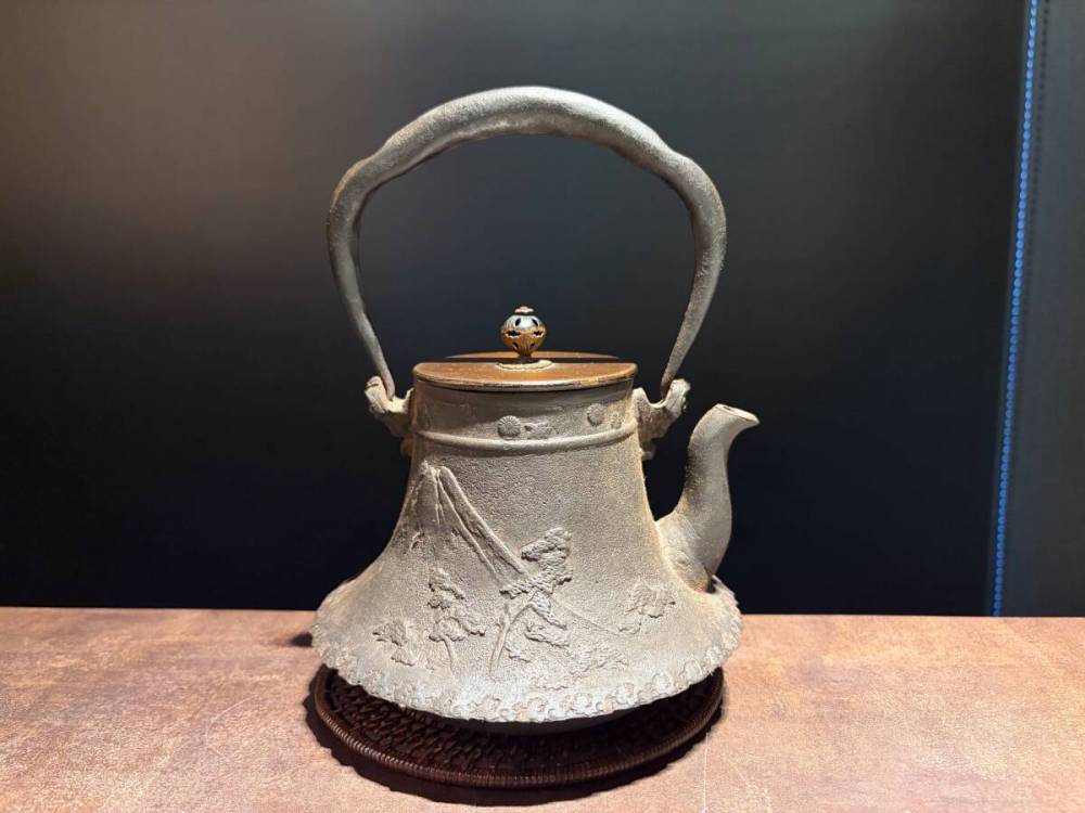 ■小振り600cc 大國寿朗作　富士形　鉄瓶■c5煎茶　急須 湯沸かし 鉄壺 鉄器 金属工芸 茶道具 時代?物 古美術