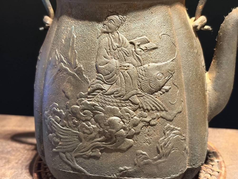 ■大國寿朗作　鯉仙人図　木瓜形　鉄瓶　800cc 楼閣山水■h0煎茶　急須 湯沸かし 鉄壺 鉄器 金属工芸 茶道具 時代?物 古美術