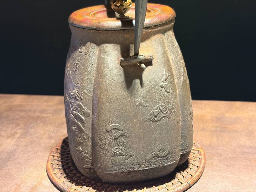 ■大國寿朗作　鯉仙人図　木瓜形　鉄瓶　800cc 楼閣山水■h0煎茶　急須 湯沸かし 鉄壺 鉄器 金属工芸 茶道具 時代?物 古美術