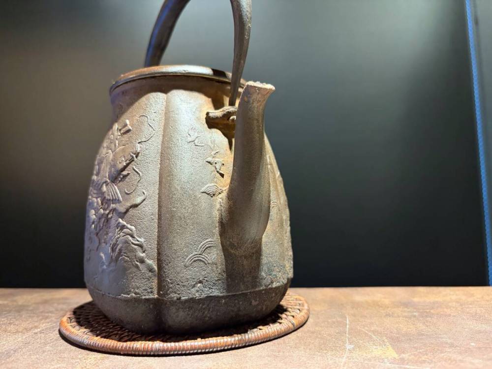 ■大國寿朗作　鯉仙人図　木瓜形　鉄瓶　800cc 楼閣山水■h0煎茶　急須 湯沸かし 鉄壺 鉄器 金属工芸 茶道具 時代?物 古美術