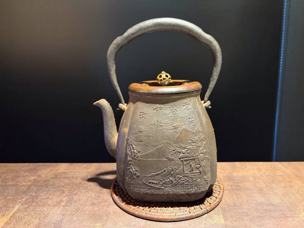 ■大國寿朗作　鯉仙人図　木瓜形　鉄瓶　800cc 楼閣山水■h0煎茶　急須 湯沸かし 鉄壺 鉄器 金属工芸 茶道具 時代?物 古美術