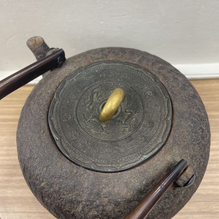 【保管品】 鉄瓶 鉄器 茶器 急須 古鏡蓋 金無垢 龍文堂 高級ライン 金属工芸 アンティーク コレクション 重量1005.3g 箱無し