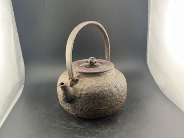【雨宮宗】佐藤寿政？　平丸形　鉄瓶　荒肌白肌　明治鉄瓶　龍文堂　象嵌あり底に一ケ所修復　割れ無し　(検　亀文堂　小振り骨董品古美術
