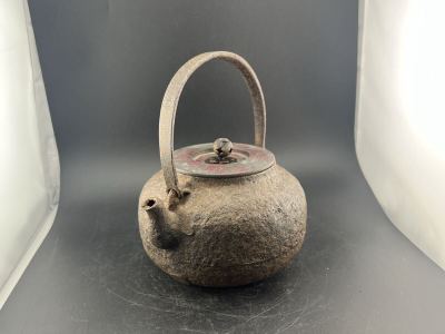 【雨宮宗】佐藤寿政？　平丸形　鉄瓶　荒肌白肌　明治鉄瓶　龍文堂　象嵌あり底に一ケ所修復　割れ無し　(検　亀文堂　小振り骨董品古美術