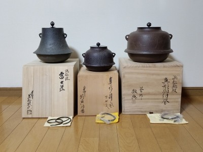 【3点】 茶釜 まとめ 在銘 浜松地紋 人間国宝 ? 高橋敬典 共箱 釜 釜師 真形 茶道具 造 名工 銅蓋 時代 鉄釜 骨董 レトロ 工芸品 美術品 51
