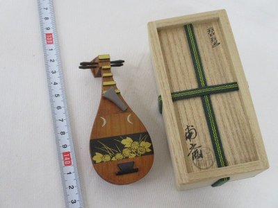 Y3422 木工芸品 「山下甫斎 山中漆器 肖盧山修禅寺 本堂大改修古材 琵琶香合」 共箱 茶器 茶道具