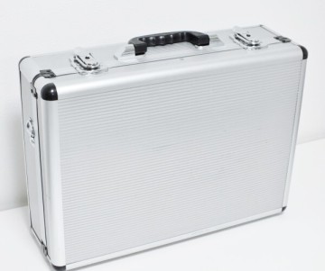 大型ジュラルミンケース　外寸：46x34x15㎝　カメラ・機材などの搬入　現金輸送などに最適