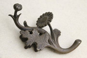 TB526茶道具 蓋置◇うぶだし/真鍮製/菊花/菊葉/柄杓置/古材/古銅/金工/東洋彫刻/工芸/時代/骨董/古美術/古道具タグボート