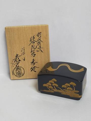 表寛作　羽衣蒔絵 琴爪筥香合　共箱　共布
