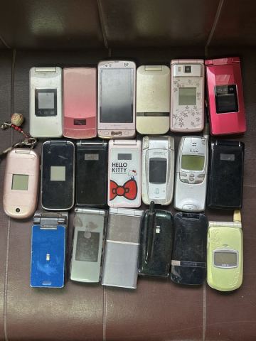 ガラケー 部品取り ジャンク ガラケー 携帯電話 まとめ売り 19台セット docomo au SoftBank Hello Kitty N207 D506i等