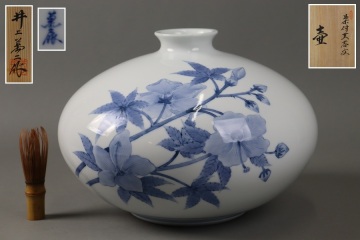 人間国宝 井上萬二 本人作 染付 芙蓉文 壷 共箱 高24cm 幅34cm 白磁 本物保証 細密細工 古美術品[e674]