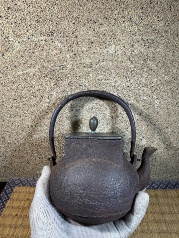 小振り　宮崎寒稚　宗旦形　満水容量650cc 銀象嵌　 釜師 明治時代 鉄瓶 煎茶道具
