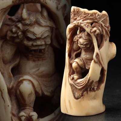 FH181 時代彫刻 精巧細密彫 古牙彫「渡辺綱と鬼」根付 縦5.4cm 木箱付「木の洞に隠れる侍と鬼」牙根付・古根付 提げ物 江戸期 古美術