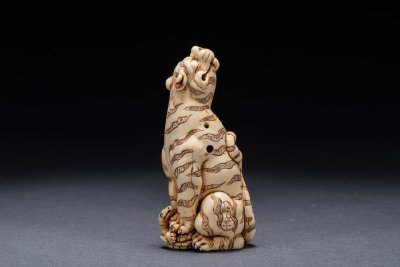 【雲錦】天然白材 鹿角 寅虎蛇図根付 仰虎置物 細毛描き入り 古根付 江戸明治和彫 旧蔵提げ物 京都スクール7L10-94S