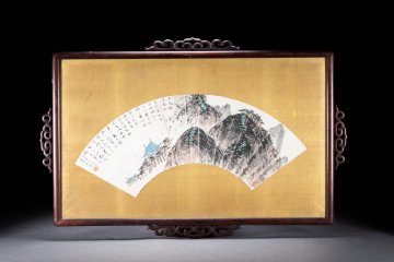 【雲錦】近代中国画師 山水扇面額装 水墨設色巌山隣亭図 自題七言詩文入り 紅木透彫雲紋額 書画コレクション74S-264S