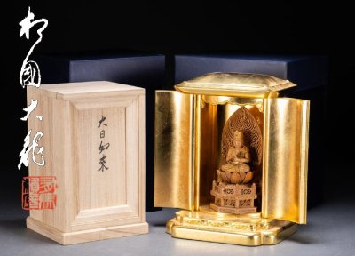 【雲錦】古美術 松国大作銘 白檀木彫刻 大日如来坐像 総金箔厨子付 共箱 仏教美術 智拳印 仏像 置物 骨董 本物保証8L3-39S2　